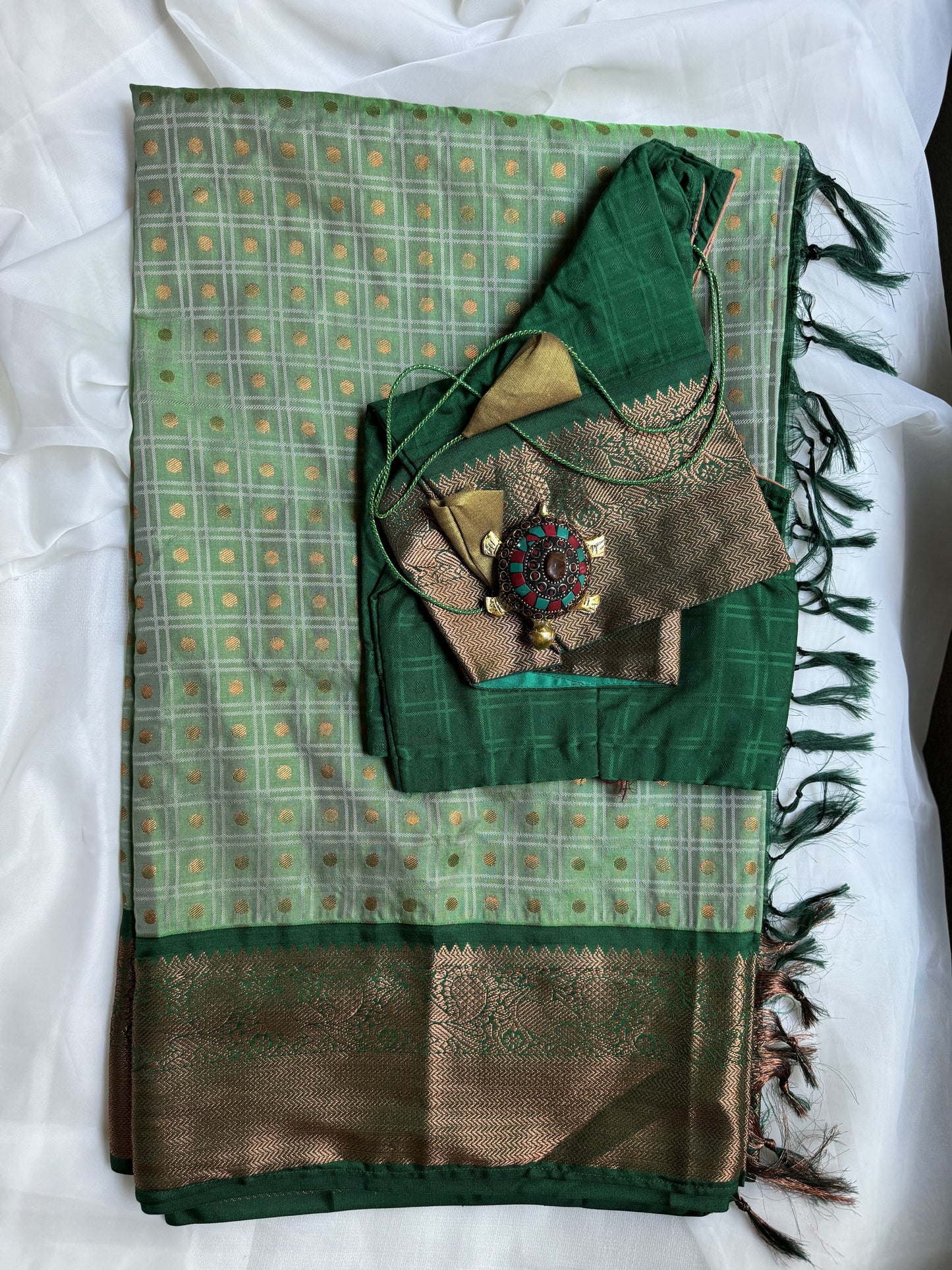 1000 butti saree in Traditional Colors - Green